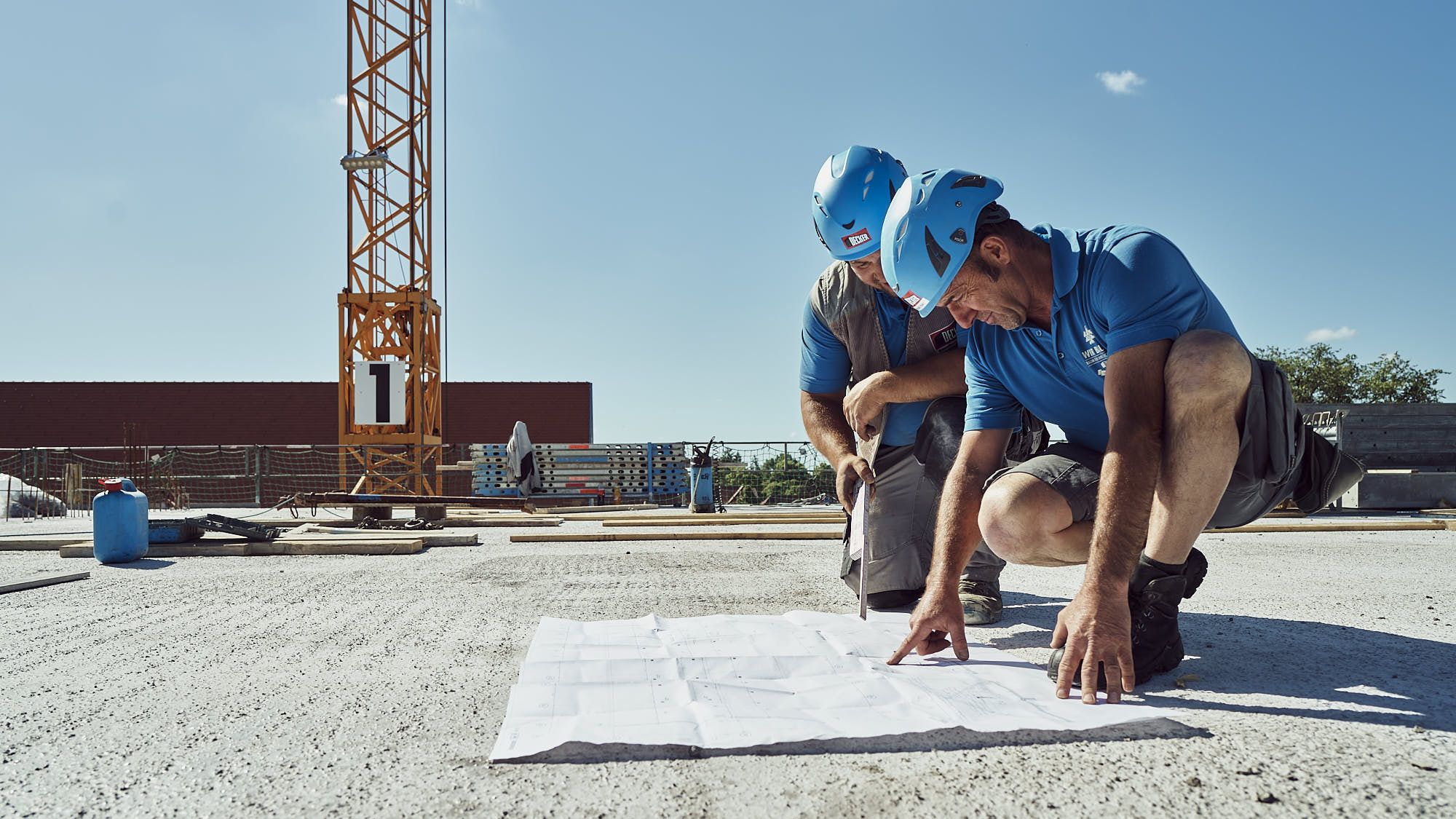 Bauarbeiter von Decker auf der Baustelle beim Bau eines Rohbaus aus Beton