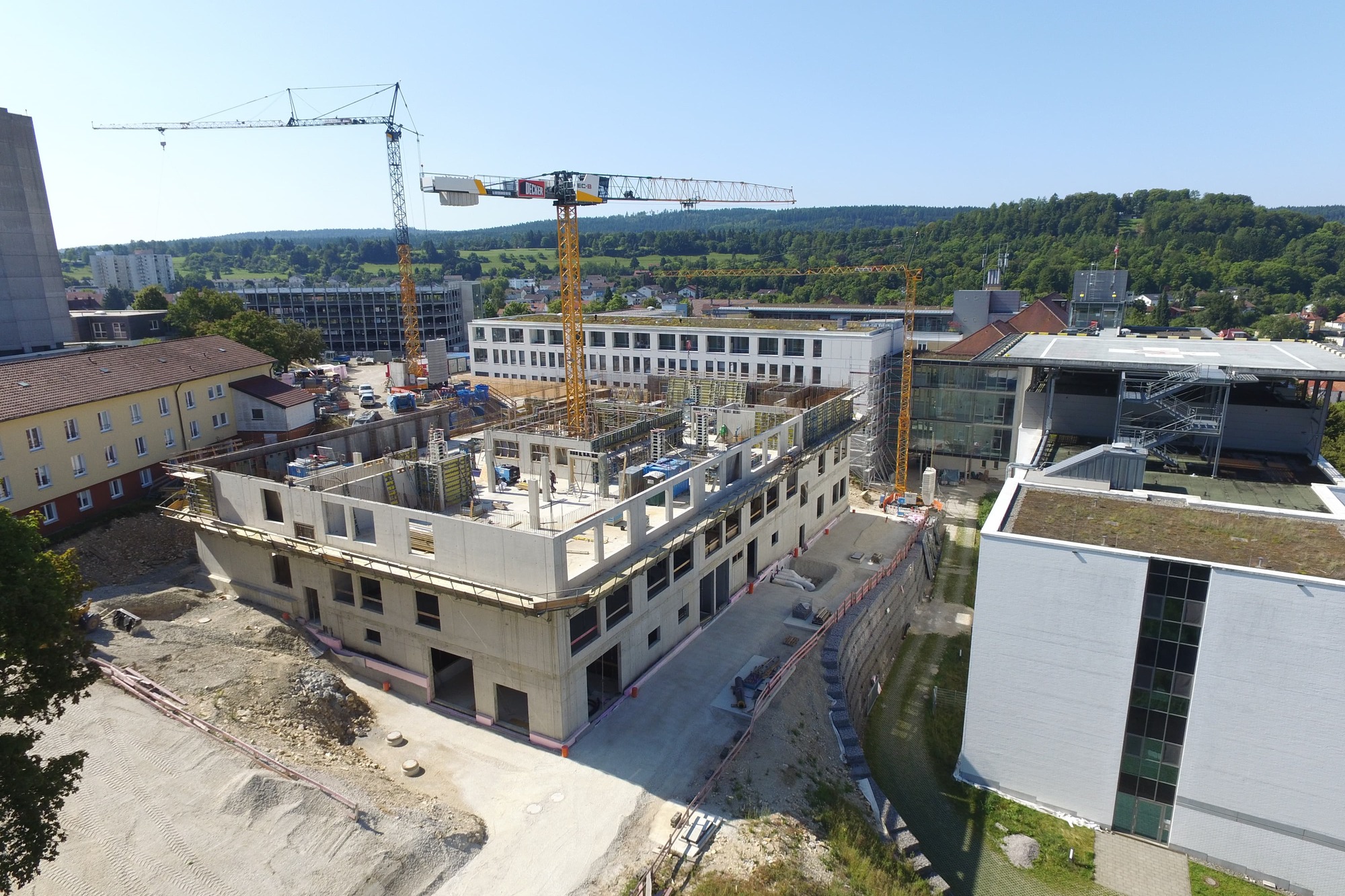 Baustelle des Bauunternehmens Decker beim Bau eines öffentlichen Gebäudes